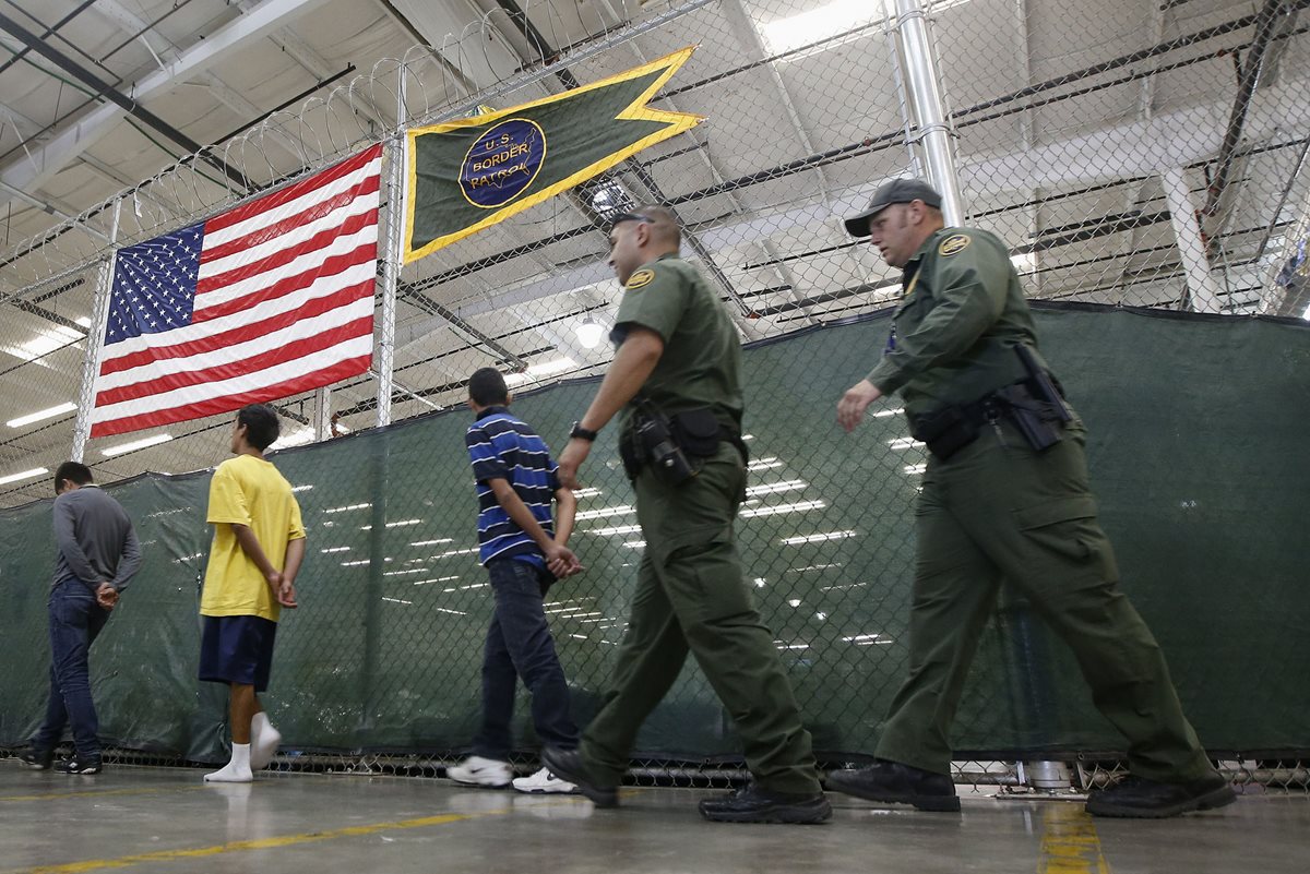 Inmigrantes detenidos en un centro de detención paraindocumentados en Texas. (Foto Prensa Libre: AFP).