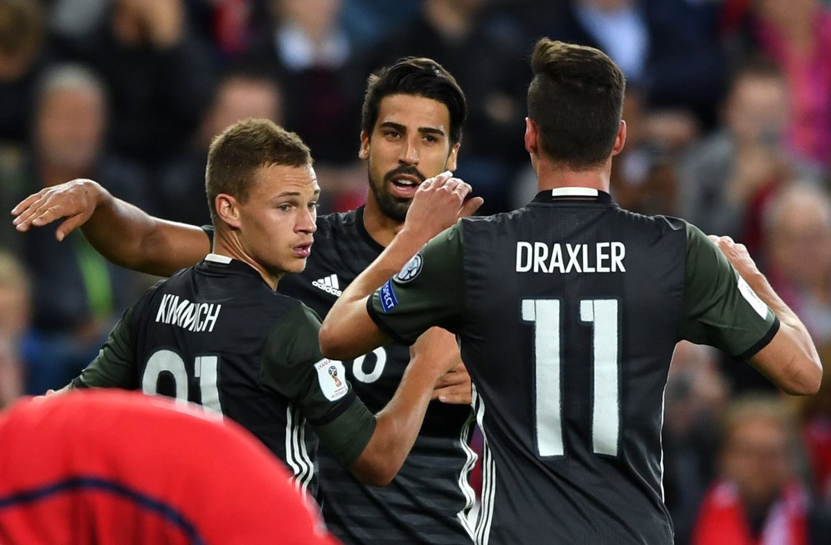 Kimmich celebra junto con Khedira y Draxler luego de anotar. (Foto Prensa Libre: EFE)