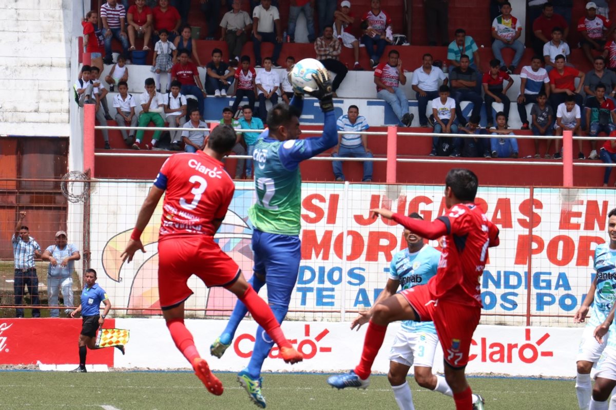 Motta fue la estrella del partido al evitar los goles de "toros". (Foto Prensa Libre: Raúl Juarez)