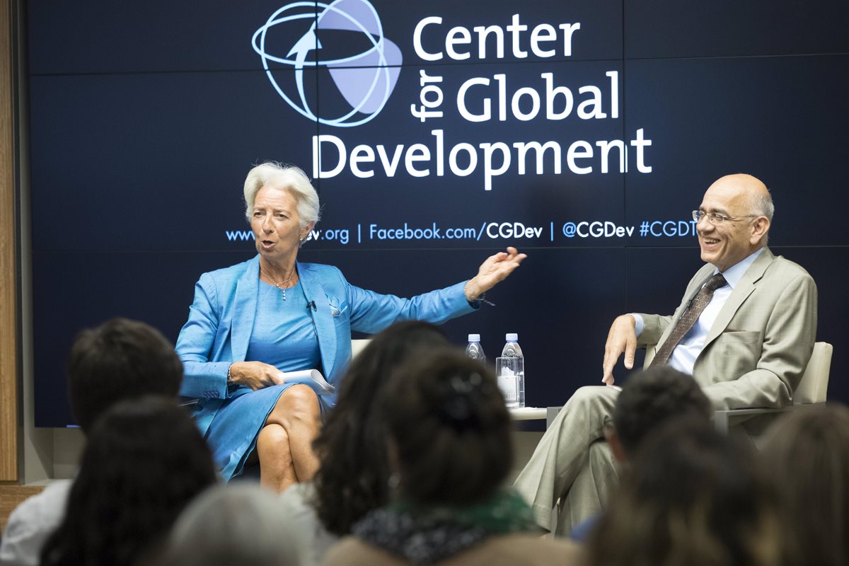 La directora gerente del Fondo Monetario Internacional, Christine Lagarde, habla junto al director del Centro para el Desarrollo Global, Masood Ahmed, durante un debate. (Foto Prensa Libre: EFE)