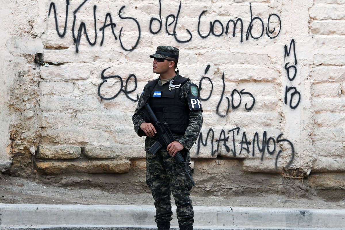 Un soldado de la Policía Militar resguarda un sector del barrio El Bosque, controlado por MS-13, en Tegucigalpa.(Foto Prensa Libre:AFP).