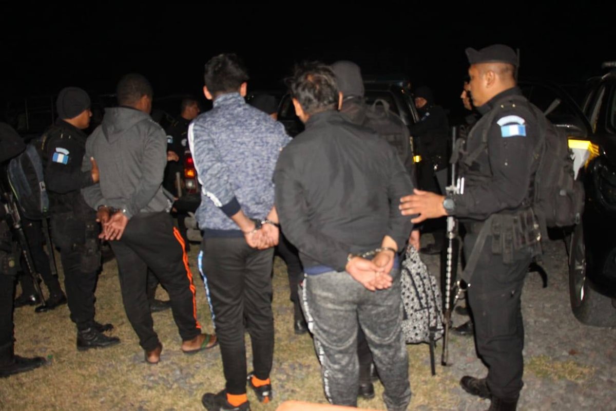 Autoridades custodian a los tres ecuatorianos capturados le noche del domingo último en Escuintla, cuando en una lancha llevaban cocaína. (Foto Prensa Libre: PNC).