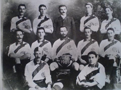 El Guatemala Foot-Ball Club fue el primer equipo que se integró en el país. Su primer partido fue el 14 de septiembre de 1902. El club más tarde contó con las oncenas Blancos y Azules. (Foto Prensa Libre: Hemeroteca PL)