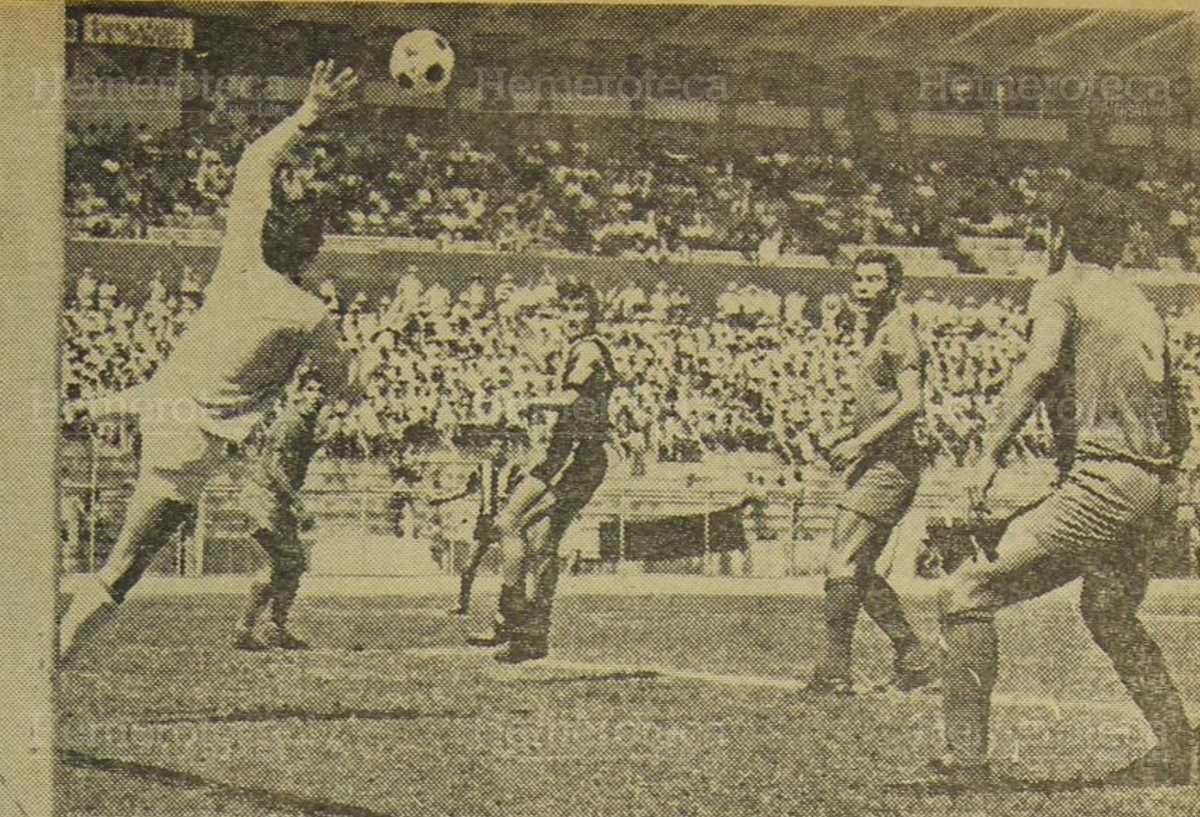 Una acción del partido entre los equipos de Municipal y Aurora en 1970. Foto: Hemeroteca PL