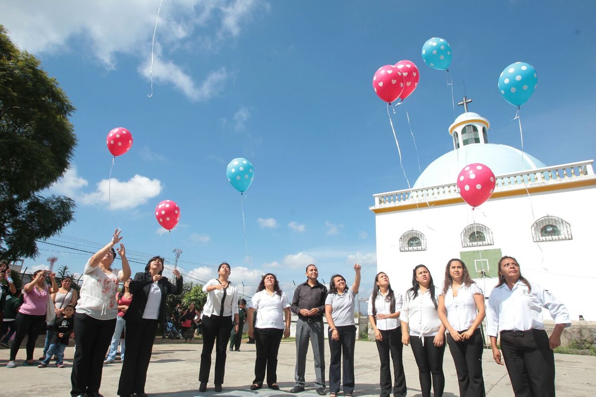 Maestras de la Escuela 810 de Santa Catarina Pinula liberan globos en memoria de 10 niños víctimas de la tragedia en El Cambray 2. (Foto Prensa Libre: Alvaro Interiano)