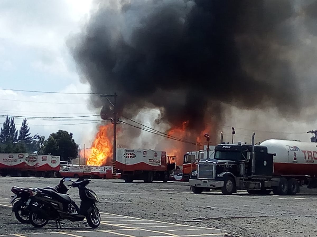 El incendio se extiende a sitios aledaños a la planta de gas en la Avenida Petapa, zona 12.