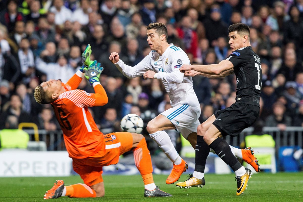 El portero Alphonse Areola desvía con la cara un remate a Cristiano Ronaldo.