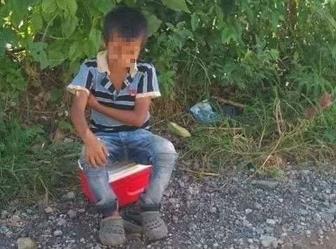 La fotografía del niño que vende helados y que fue asaltado en La Tinta, Alta Verapaz, se ha hecho viral. (Foto Prensa Libre: Eduardo Sam)