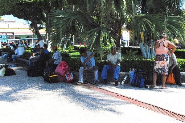 Decenas de personas esperan en el parque de Tecún Umán, a que algún contratista los refiera a  fincas cafetaleras de Chiapas.