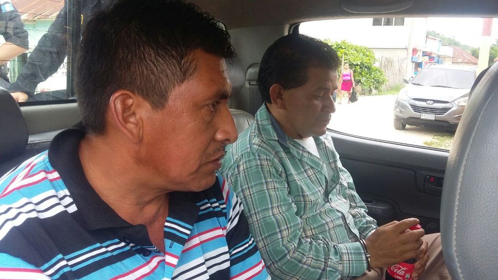 Los dos capturados en la empresa de cable en La Libertad, Petén. (Foto Prensa Libre: Manuel Romero).