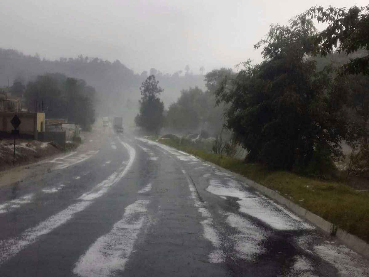 La carretera que conduce hacia Totonicapán fue cubierta parcialmente por el granizo. (Foto Prensa Libre: Cortesía)