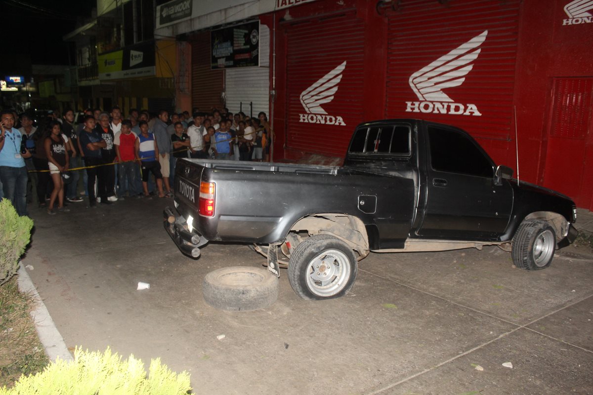 Picop que conducía Pedro Najarro es acordonado por la PNC en la cabecera de Jutiapa. (Foto Prensa Libre: Óscar González)
