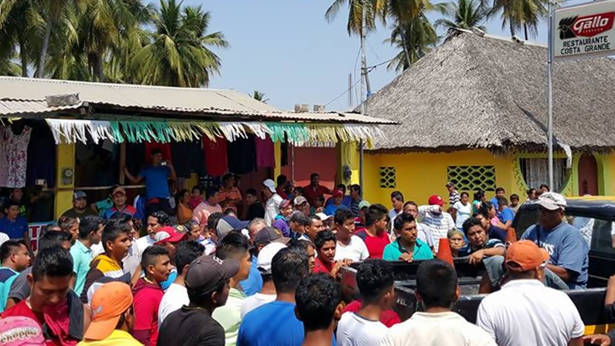 Pobladores en Ocós, San Marcos, piden la entrega de un hombre capturado. (Foto Prensa Libre: Alexánder Coyoy)