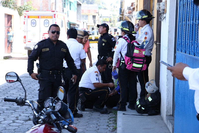 Autoridades recogen evidencias del ataque armado que ocurrió en la 1a. calle y 4a avenida de la zona 4 de Chimaltenango, donde murieron tres hombres. (Foto Prensa Libre)