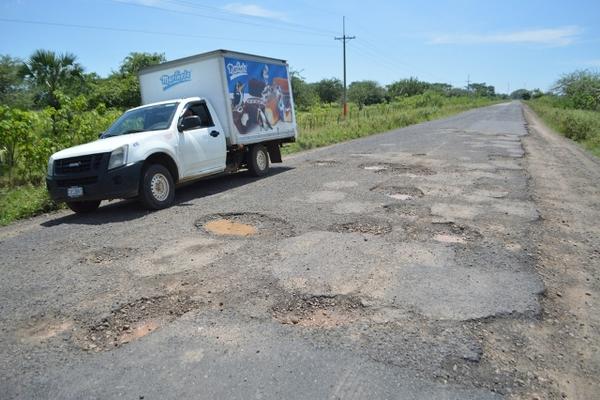 El pavimento de la ruta entre Taxisco y La Avellana no ha recibido  mantenimiento desde que fue construida, hace 36 años, aseguran vecinos  de esas comunidades. (Foto Prensa Libre: Oswaldo Cardona)