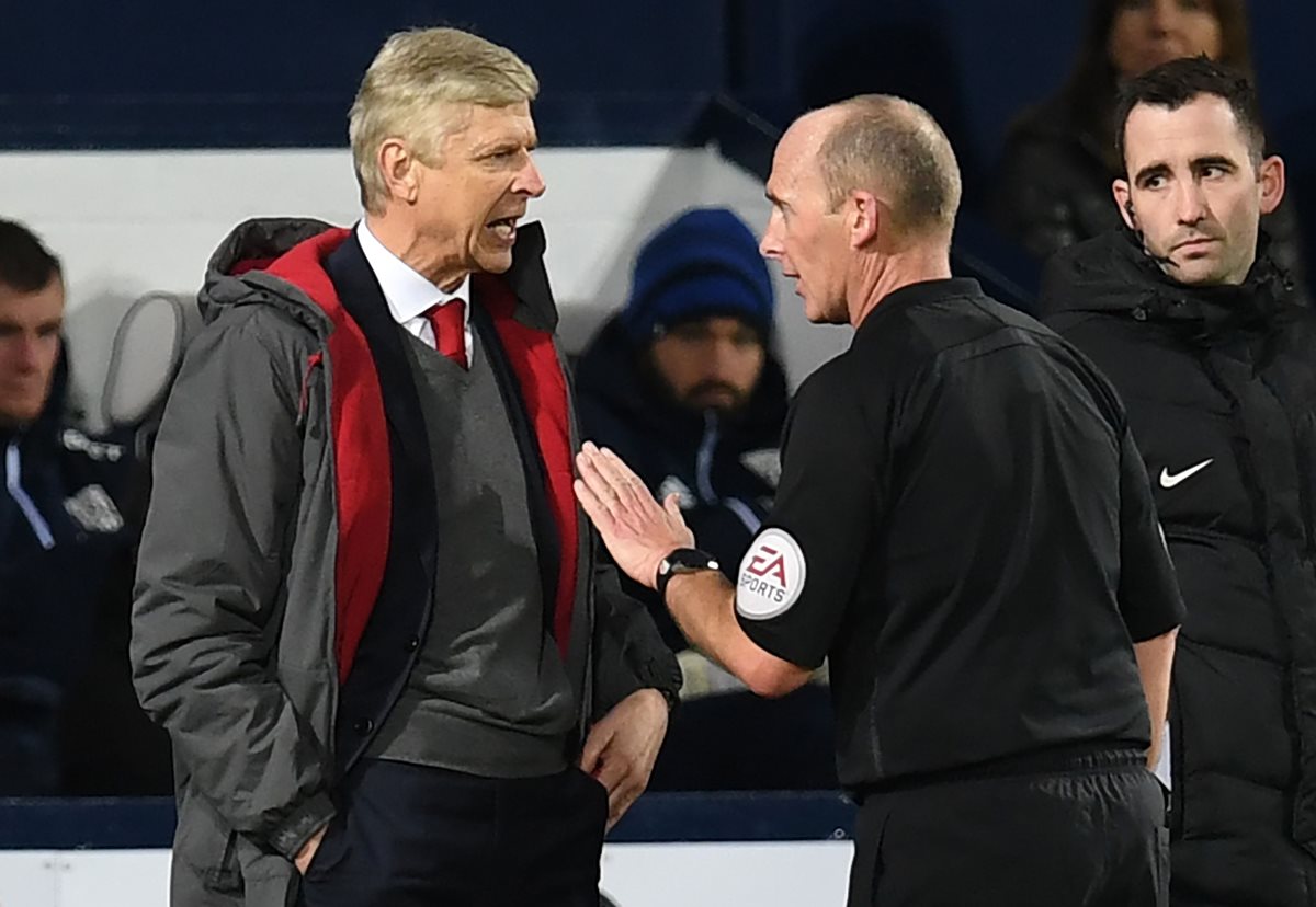 Arsene Wenger (izquierda) discutió con el árbitro Mike Dean, en el juego entre Arsenal y West Bromwich. (Foto Prensa Libre: AFP)