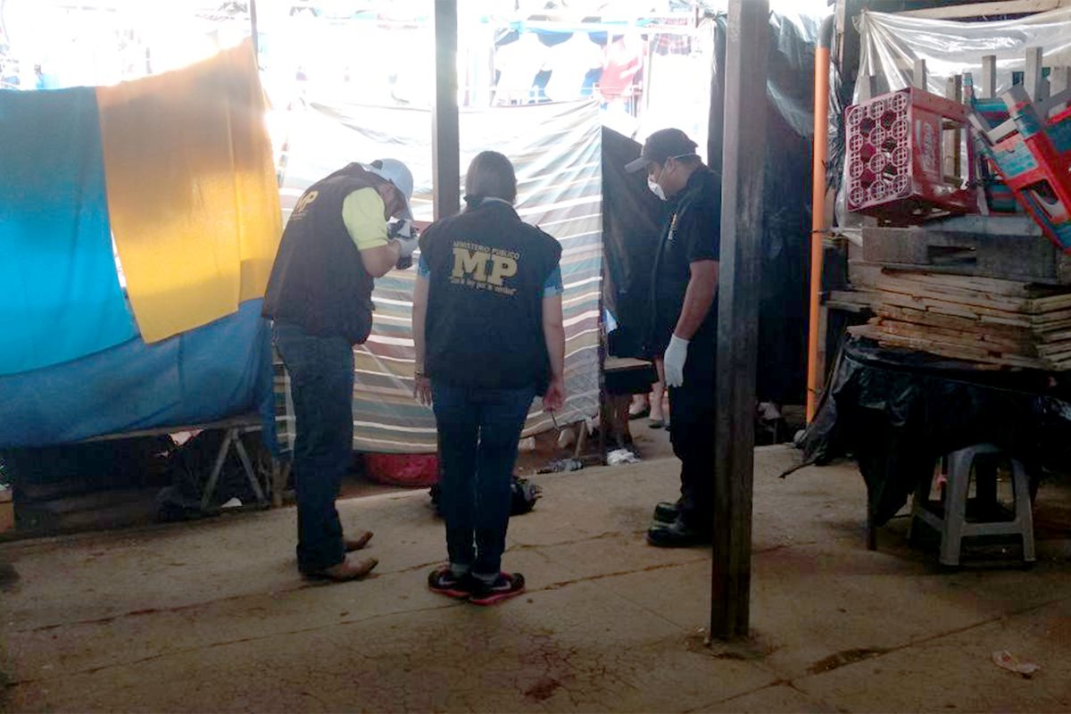 Fiscales del Ministerio Público resguardan el cadáver del recién nacido que fue localizado en un sector del mercado de Jalapa. (Foto Prensa Libre: Hugo Oliva)