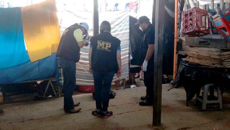 Fiscales del Ministerio Público resguardan el cadáver del recién nacido que fue localizado en un sector del mercado de Jalapa. (Foto Prensa Libre: Hugo Oliva)