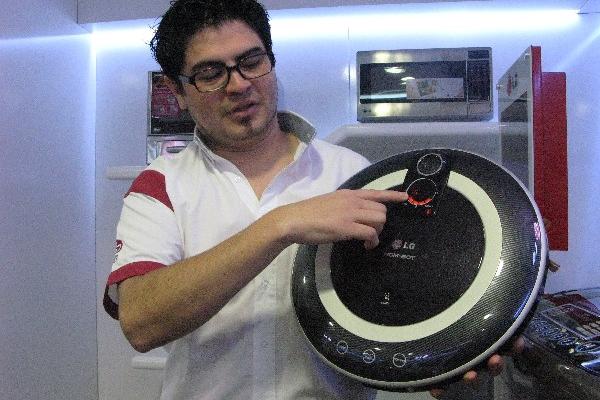 OSORIO muestra la aspiradora robótica Homebot. (Foto Prensa Libre: Billy Quijada)