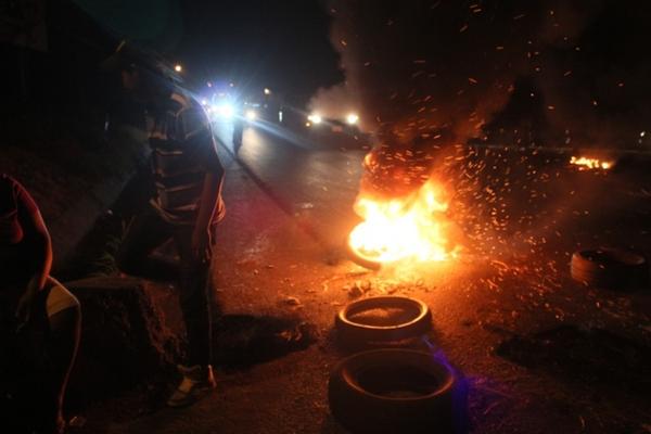 Esta noche los vecinos de la colonia Hunapu, en Escuintla bloquearon la ruta nacional 14 que conduce a Sacatepéquez. (Foto Prensa Libre: Melvin Sandoval)<br _mce_bogus="1"/>