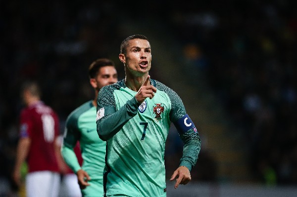 Cristiano Ronaldo celebra uno de los goles de Portugal contra Letonia. (Foto Prensa Libre: AFP)