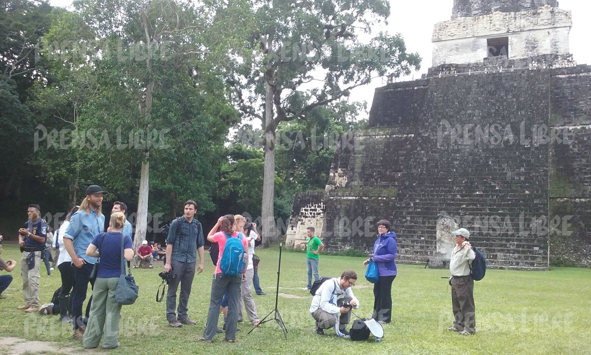 Algunos de los integrantes de la banda de pop rock estadounidense Maroon 5 recorrieron Plaza Central y Templo IV de Tikal. (Foto Prensa Libre: Rigoberto Escobar)
