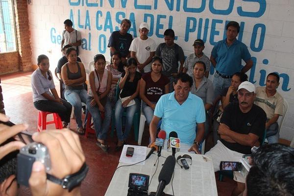 Trabajadores despedidos por el Ministerio de Cultura, en conferencia de prensa. (Foto Prensa Libre: Danilo López)