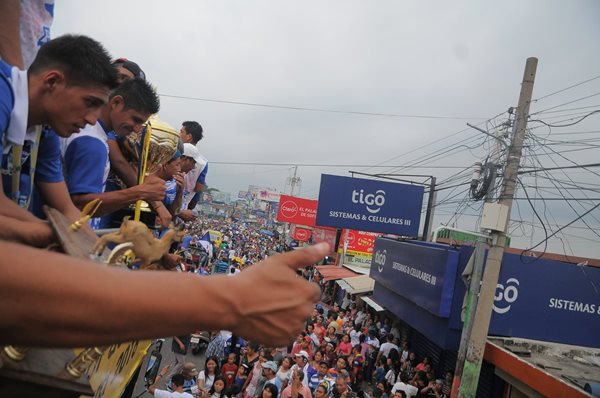 Los futbolistas del campeón Suchitepéquez han provocado que la ciudad de Mazatenango tenga un domingo especial e histórico (Foto Prensa Libre: Carlos Vicente)