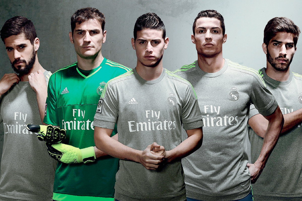 Los jugadores del Real Madrid Cristiano Ronaldo, Lucas Silva, Iker Casillas, Isco Alarcón y James Rodríguez lucen el nuevo uniforme del Real Madrid. (Foto Prensa Libre: EFE)