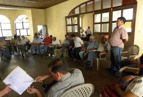 Representantes de varios  sectores de Suchitepéquez se reúnen por segunda vez, en la Gobernación departamental,  para tratar el problema de las moscas.