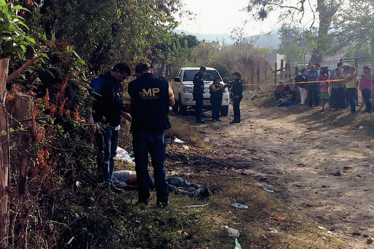 El occiso fue hallado en el camino que conduce a la aldea San Cash. (Foto Prensa Libre: Hugo Oliva)