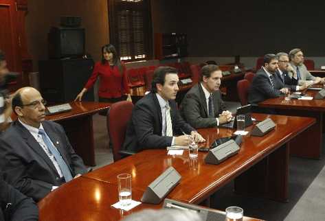 Andrés Castillo, Marco Augusto García, Roberto Ardón, Jorge Montenegro y Otto  Kuhsiek, representantes del Cacif, escuchan detalles del pacto fiscal, en el Salón de Gabinete de la Casa Presidencial.