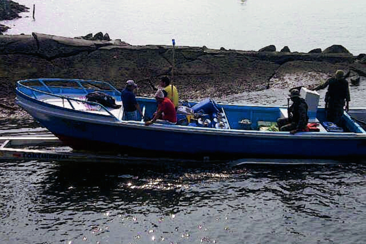 Una embarcación  fue interceptada por la PNC en Puerto San José, Escuintla, con varios paquetes con posible droga. (Foto Prensa Libre: )