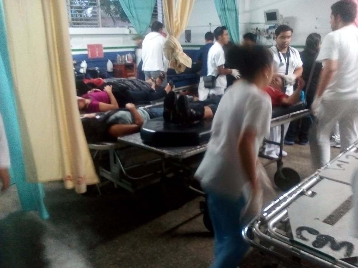 Heridos son atendidos en el Hospital Regional de Cobán, alta Verapaz. (Foto Prensa Libre: Cortesía Bomberos Voluntarios)