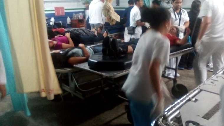 Heridos son atendidos en el Hospital Regional de Cobán, alta Verapaz. (Foto Prensa Libre: Cortesía Bomberos Voluntarios)