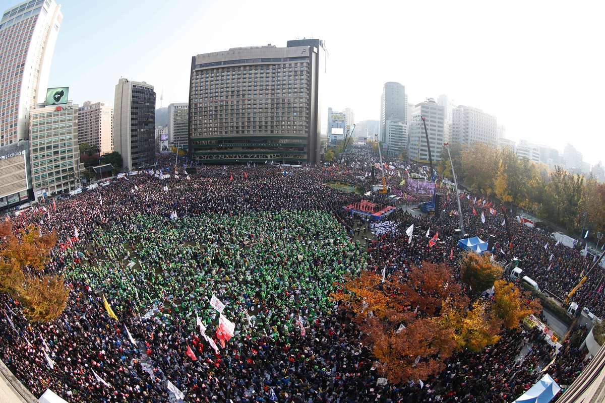 Panorámica que muestra la masiva afluencia de manifestantes en Seúl. (Foto Prensa Libre: AFP).