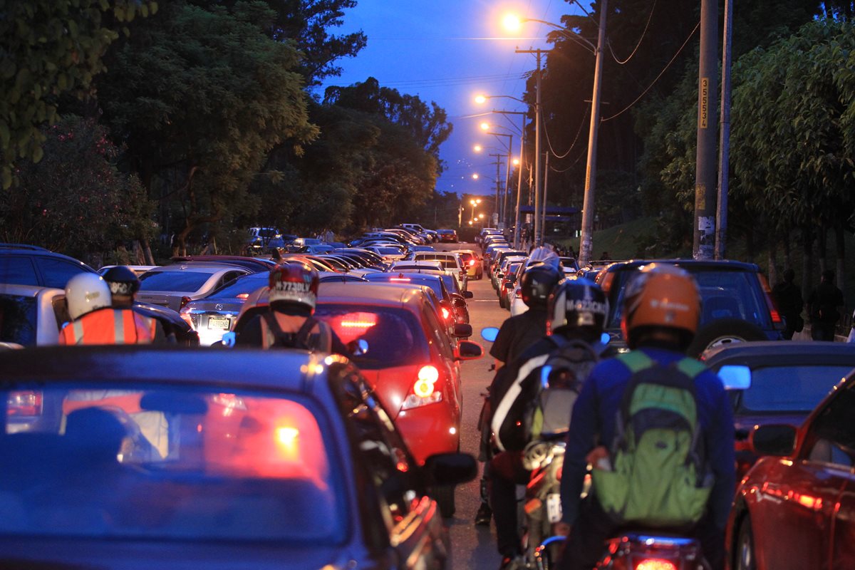 El tránsito vehicular de la ciudad es lento, principalmente por las mañanas y las noches. (Foto Prensa Libre: Esbin García)