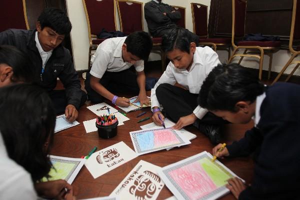Niños y jóvenes  participan en los talleres realizados en el segundo día de la Convención Mundial de Arqueología    Maya,  que se celebra  en Antigua Guatemala.