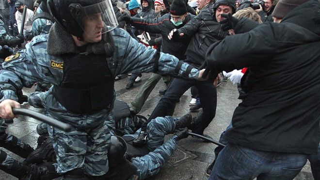 Un enfrentamiento entre policías y aficionados violentos en Rusia. ¿Será una imagen frecuente durante el mundial de 2018? (AFP)