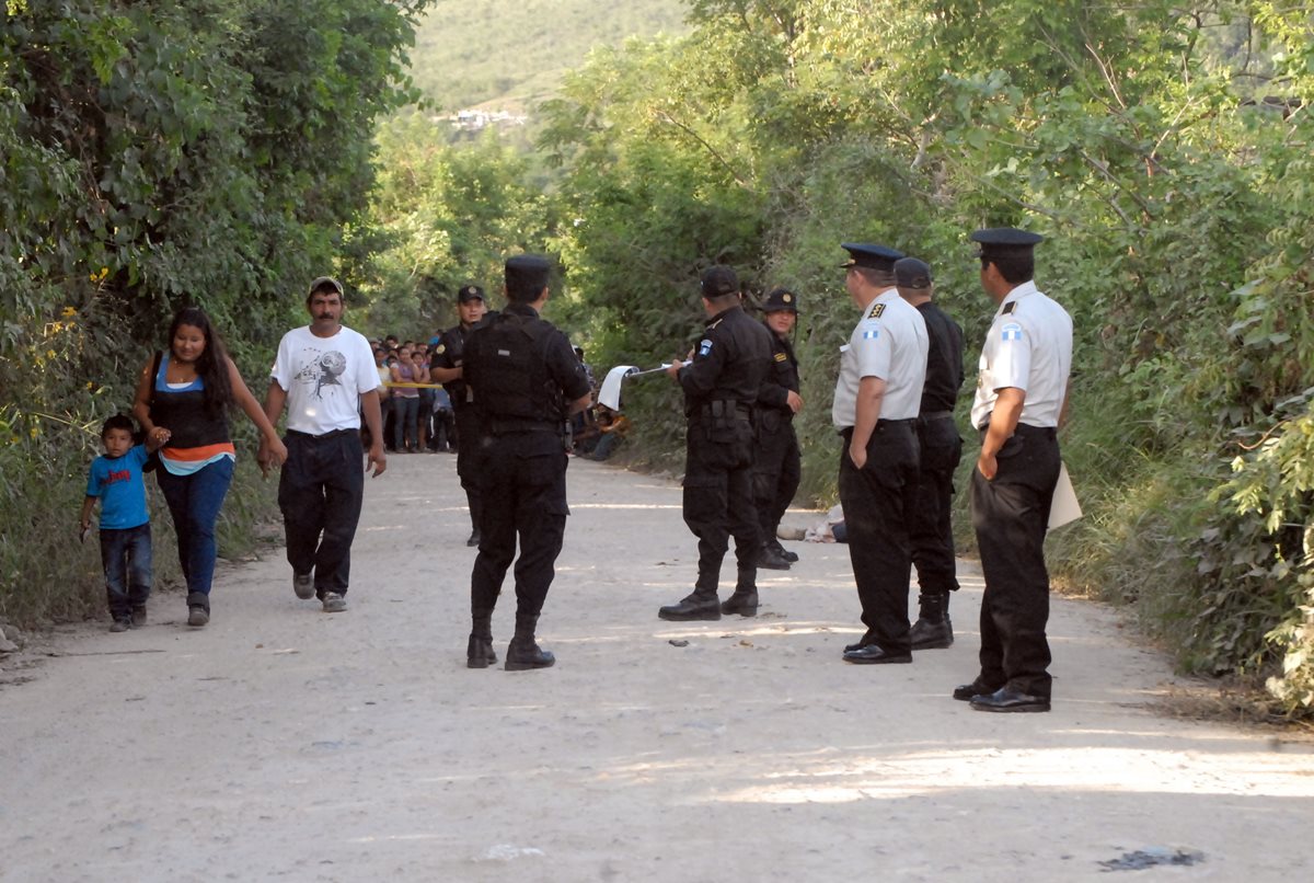 El cadáver fue encontrado en un camino comunitario. (Foto Prensa Libre: Hugo Oliva)