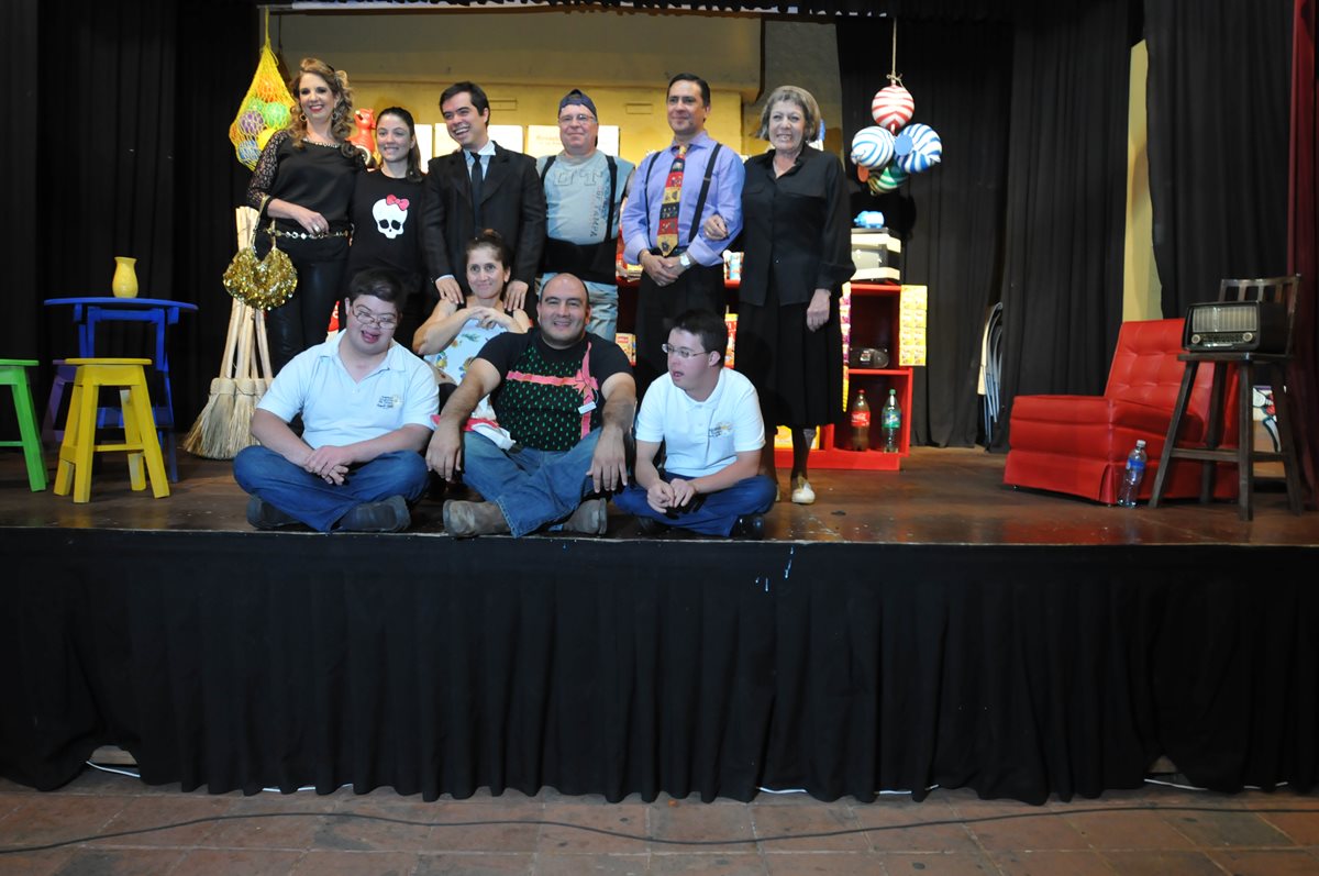 El elenco de "El último adiós" está integrado por 10 actores, entre ellos: Sebastián Villacorta y José Jorge Castillo —sentados a los extremos—, alumnos la Fundación Margarita Tejada. (Foto Prensa Libre: Yadira Montes)