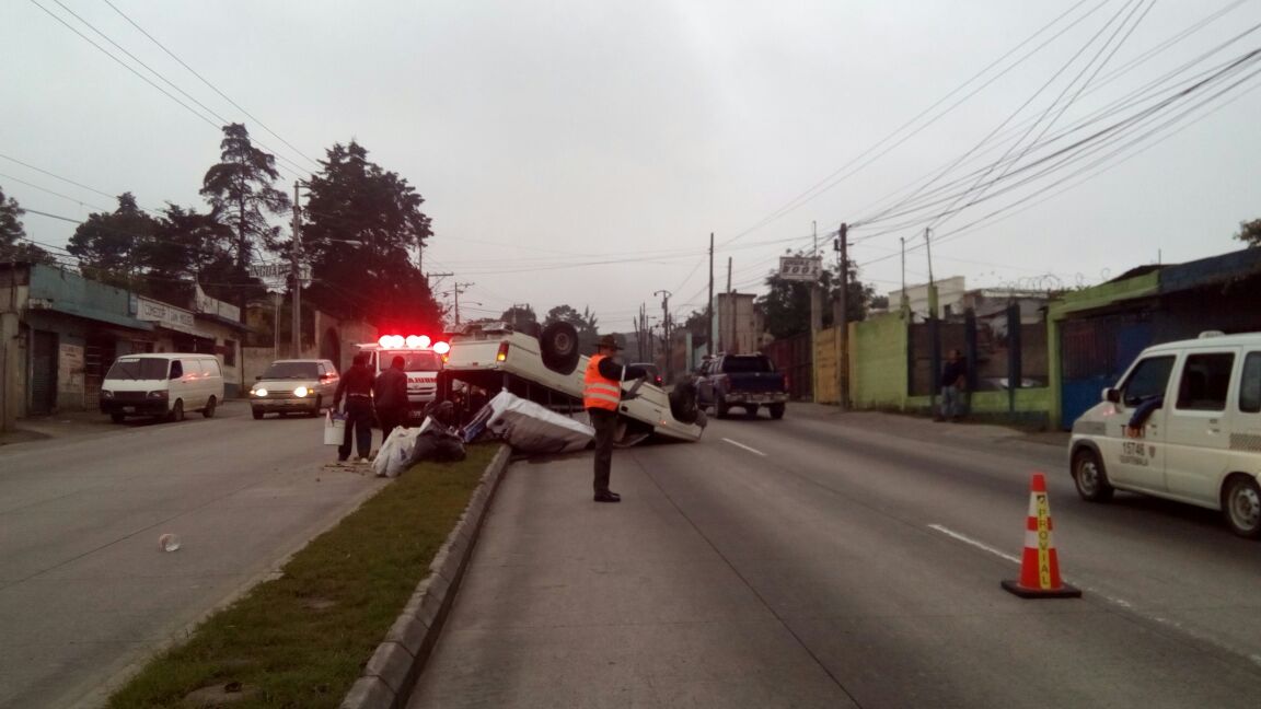 Picop volcó en el kilómetro 11 de la ruta al Atlántico. (Foto Prensa Libre: Provial)