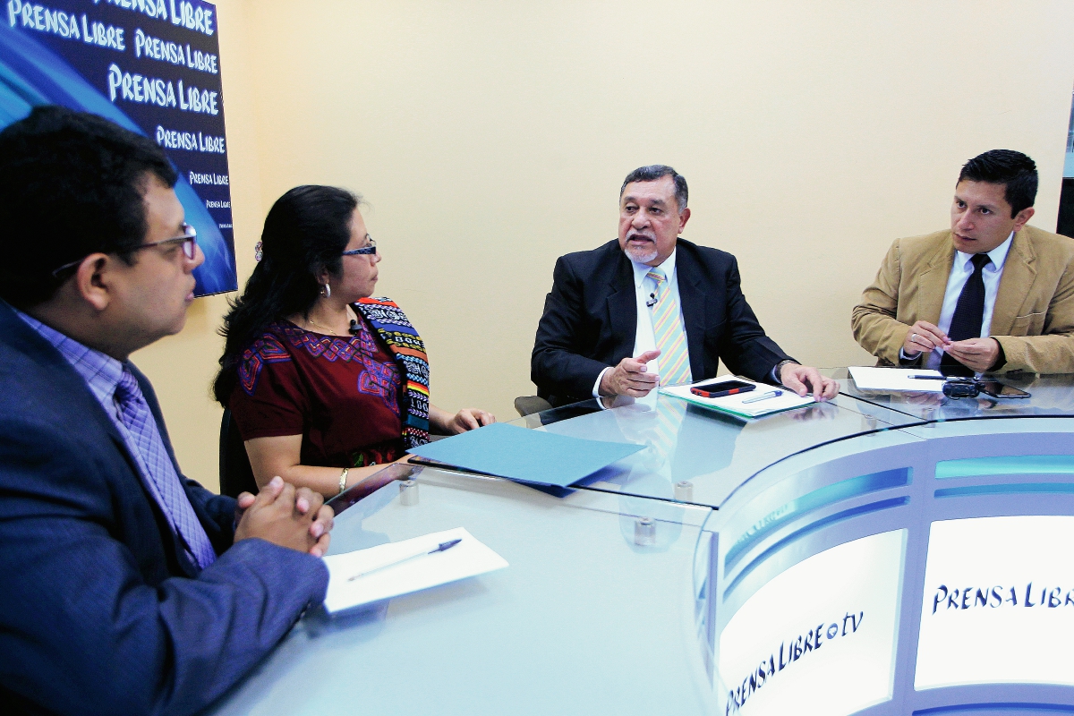 Rosa Tacán del organismo Naleb´ y Leonel Escobar del TSE durante el programa Decisión Libre con los periodistas Manuel Hernández y Alex Rojas. (Foto Prensa Libre: E. Bercián)