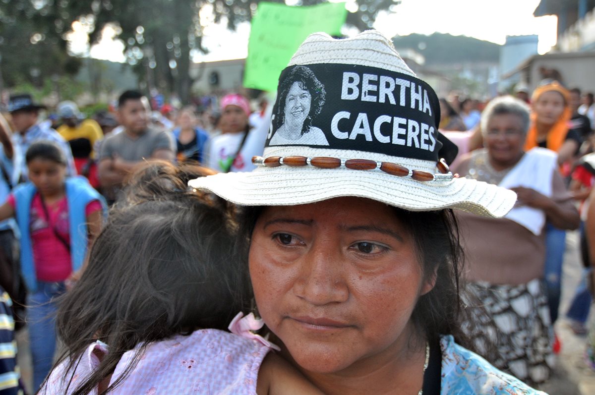 Una mujer abraza a su hija en Honduras, mientras exige justicia luego del asesinato de la ambientalista Berta Cáceres, la semana última en ese país. (Foto Prensa Libre: EFE).