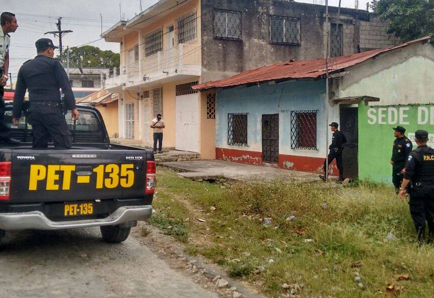 Agentes policiales resguardan viviendas durante allanamientos en varios puntos de Petén. (Foto Prensa Libre: Rigoberto Escobar)