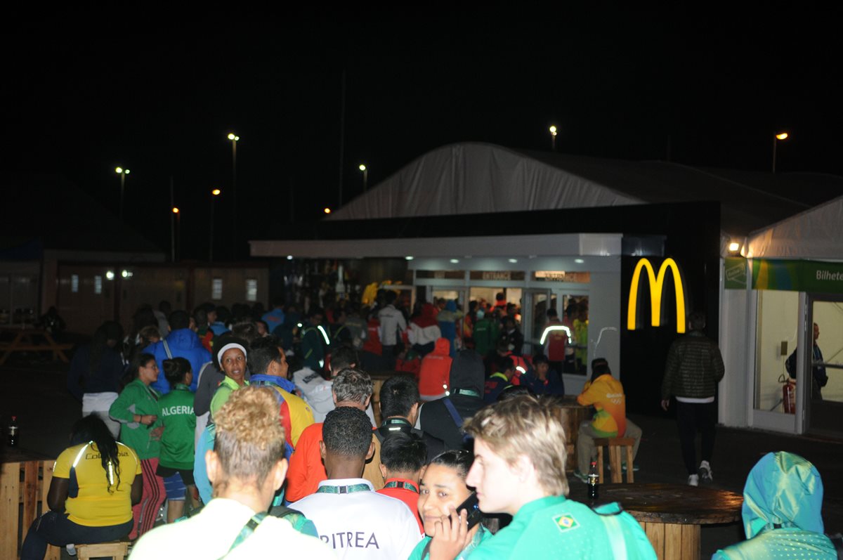 Los atletas tienen que hacer largar filas para comer su hamburguesa. (Foto Prensa Libre: Jeniffer Gómez)