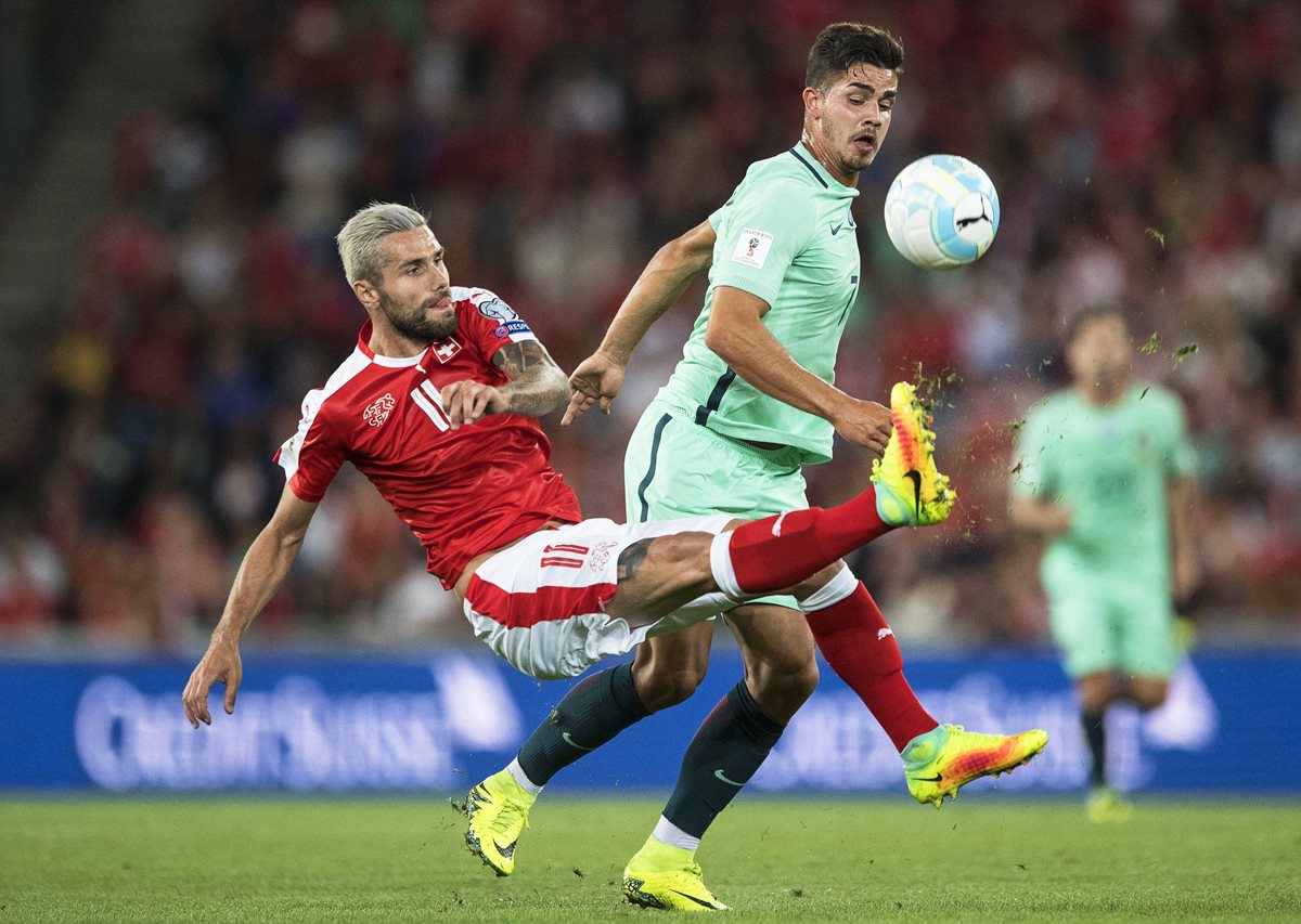 Valon Behrami (i) de Suiza disputa el balón con Andre Silva (d) de Portugal. (Foto Prensa Libre: EFE)