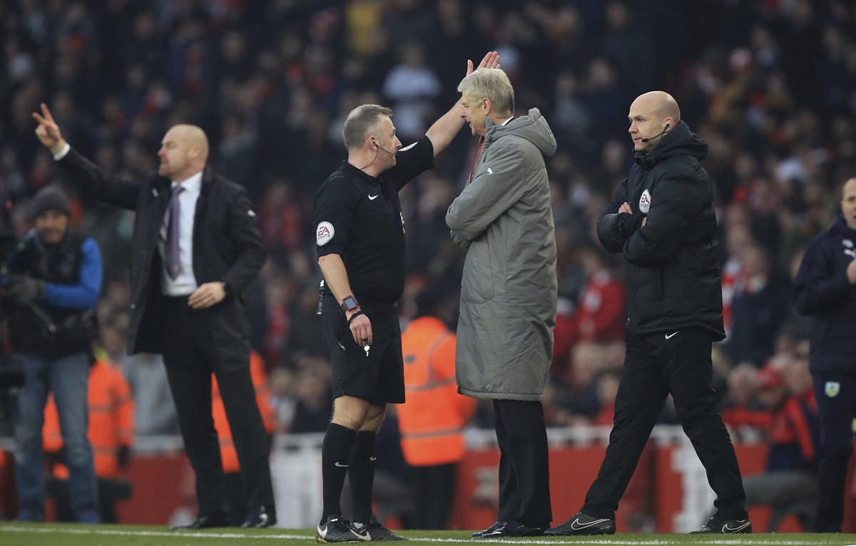 El técnico del Arsenal, Arsene Wenger, discute con los árbitros en el partido entre su equipo y el Burnley. (Foto Prensa Libre: AP)