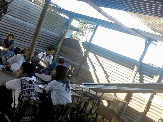 El viento arrancó algunas láminas de la escuela de El Quetzal, San Pablo, San Marcos. (Foto Prensa Libre: Aroldo Marroquín)