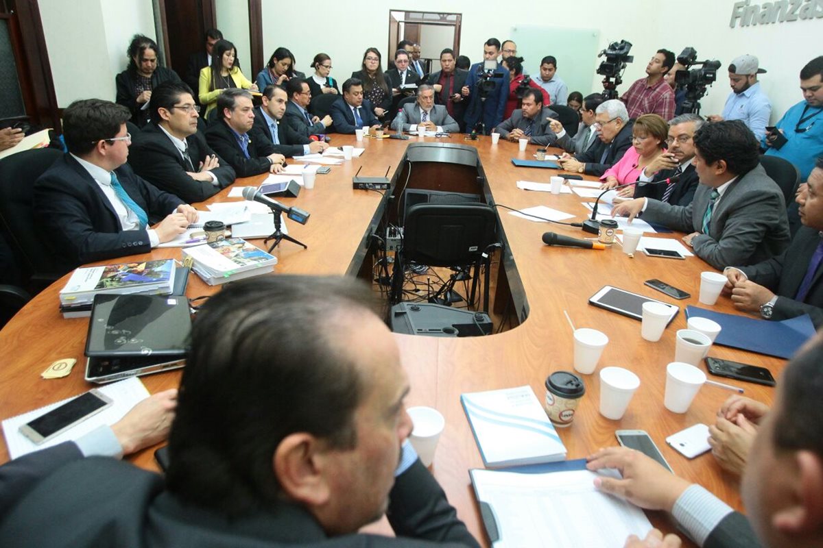 Funcionarios de Estado pidieron al Congreso, por la mañana, aprobar bonos para mantener subsidio a la energía. (Foto, Prensa Libre: Álvaro Interiano)